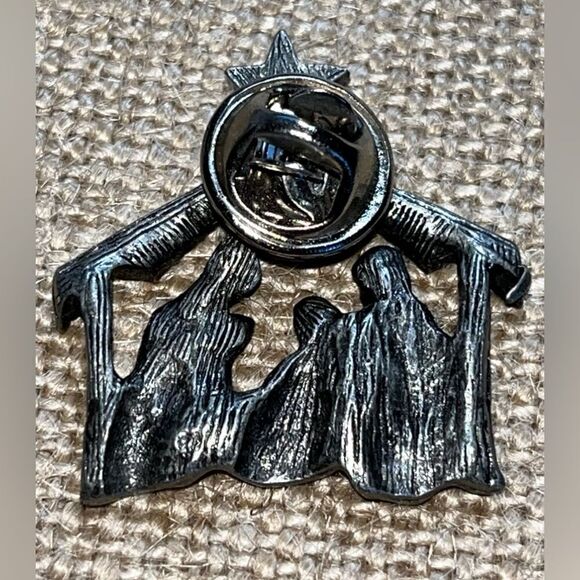 Etched Pewter Christmas Nativity Scene Small Pin  rhinestone star 1" x 1" - Picture 2 of 2